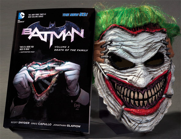 Batman-livre-avec-masque-Joker-DC-Comics-death-of-family